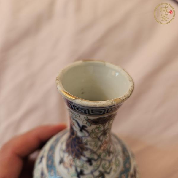 古玩陶瓷乾隆年制款青花加彩賞瓶真品鑒賞圖