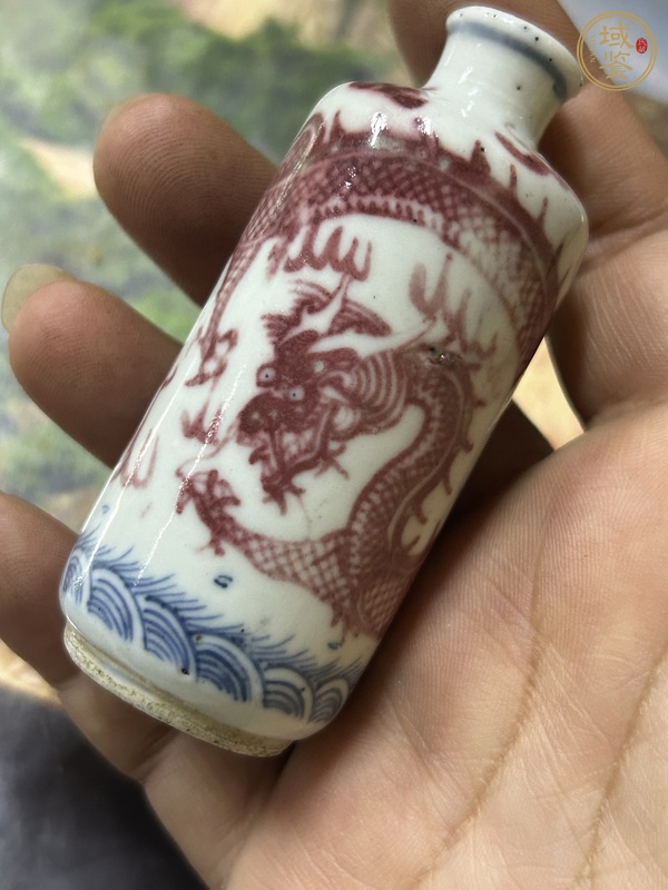 古玩陶瓷青花釉里紅龍紋鼻煙壺真品鑒賞圖