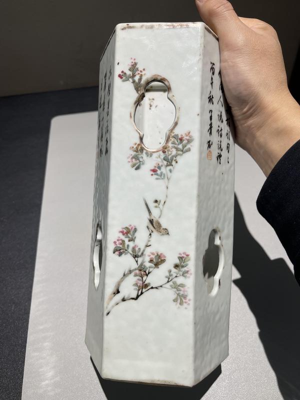 古玩陶瓷清代淺絳彩人物六方帽筒拍賣,當(dāng)前價(jià)格19999元