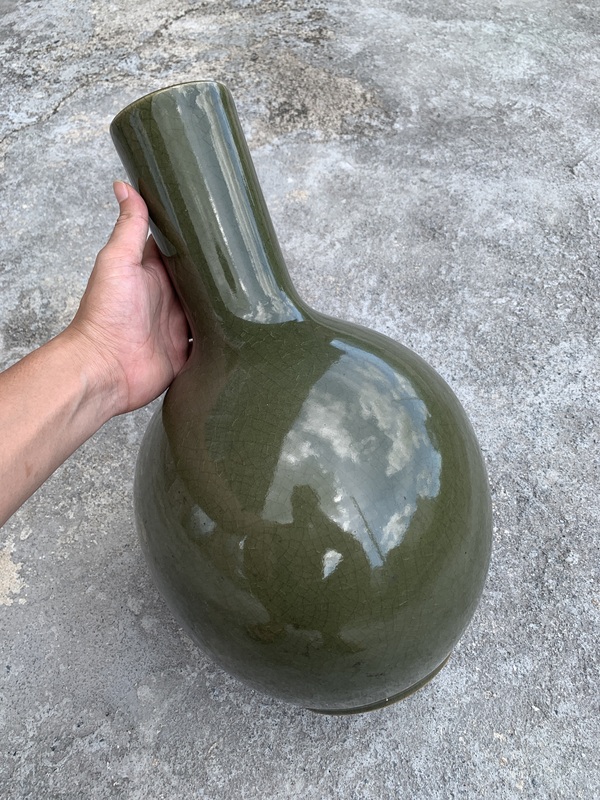 古玩陶瓷晚清民國·橄欖綠哥釉大天球瓶拍賣,當前價格2688元