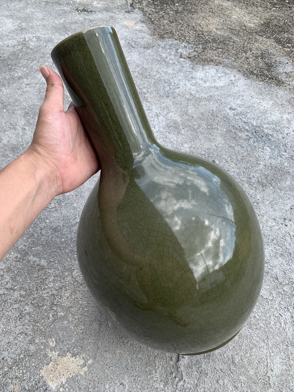 古玩陶瓷晚清民國·橄欖綠哥釉大天球瓶拍賣,當前價格2688元