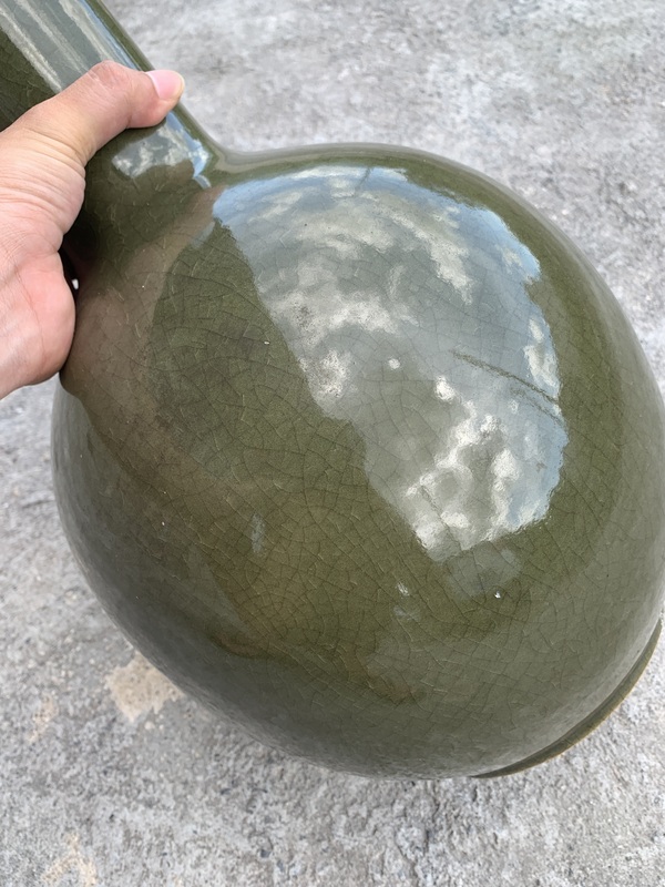 古玩陶瓷晚清民國·橄欖綠哥釉大天球瓶拍賣,當前價格2688元