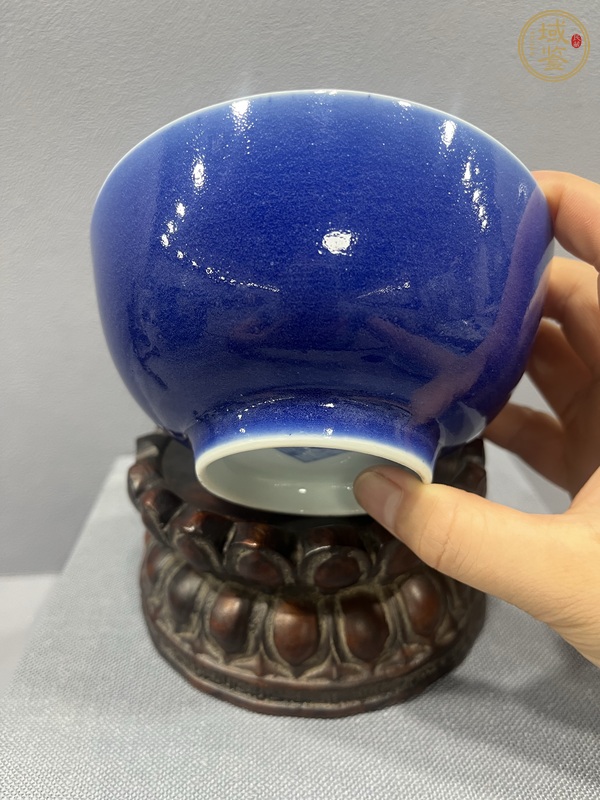 古玩陶瓷霽藍釉內(nèi)青花八寶紋茶碗真品鑒賞圖