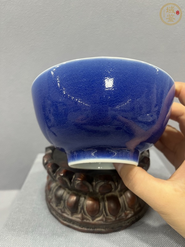 古玩陶瓷霽藍釉內(nèi)青花八寶紋茶碗真品鑒賞圖