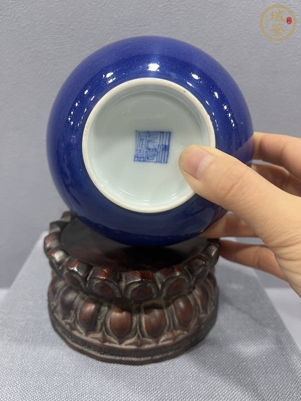 古玩陶瓷霽藍釉內(nèi)青花八寶紋茶碗真品鑒賞圖