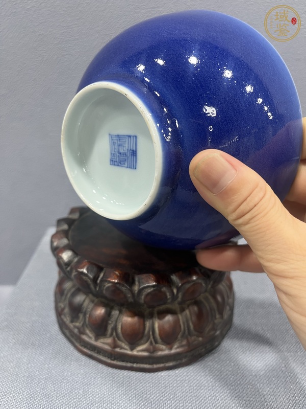 古玩陶瓷霽藍釉內(nèi)青花八寶紋茶碗真品鑒賞圖