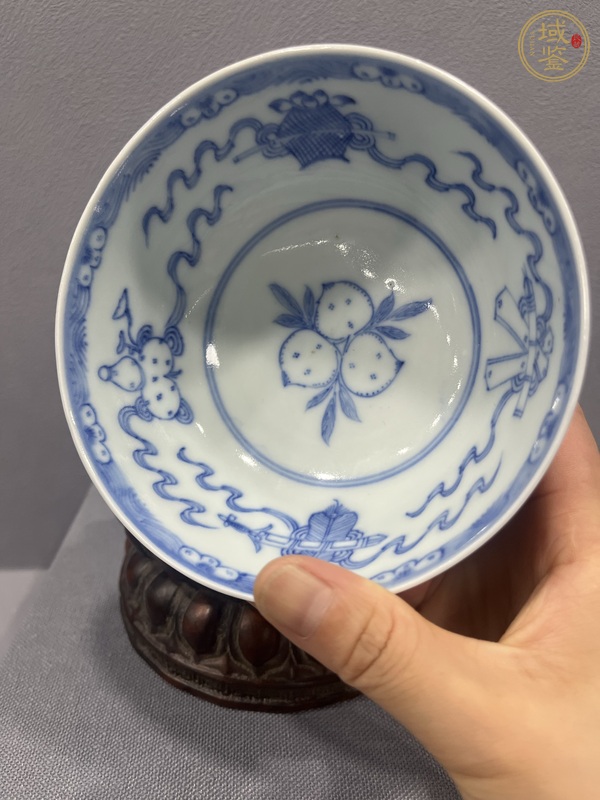 古玩陶瓷霽藍釉內(nèi)青花八寶紋茶碗真品鑒賞圖