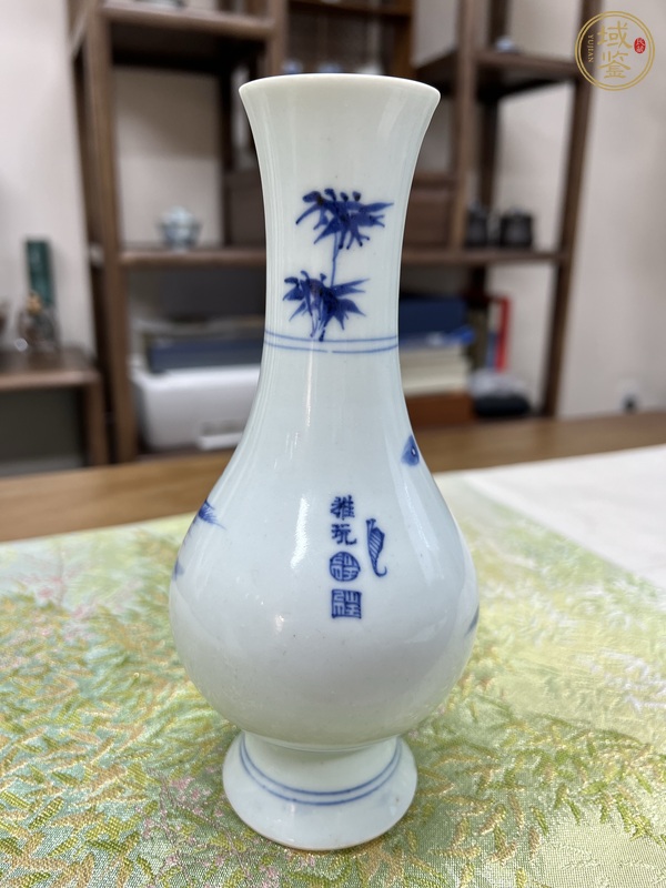 古玩陶瓷憑圖看，清乾隆青花陶淵明愛菊?qǐng)D琵琶瓶真品鑒賞圖