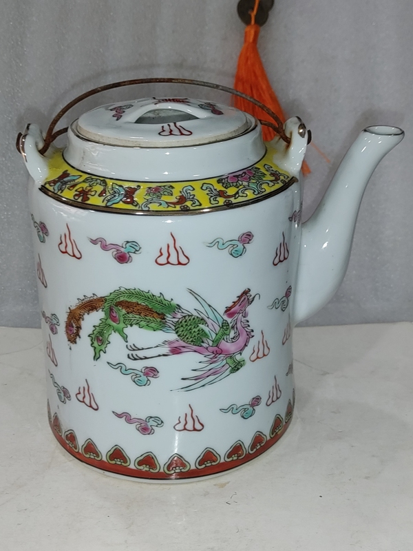 古玩陶瓷粉彩龍鳳紋提梁壺拍賣,當(dāng)前價(jià)格688元