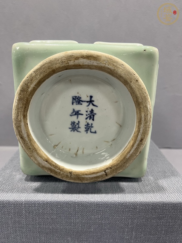 古玩陶瓷豆青釉八卦紋截口琮式瓶真品鑒賞圖