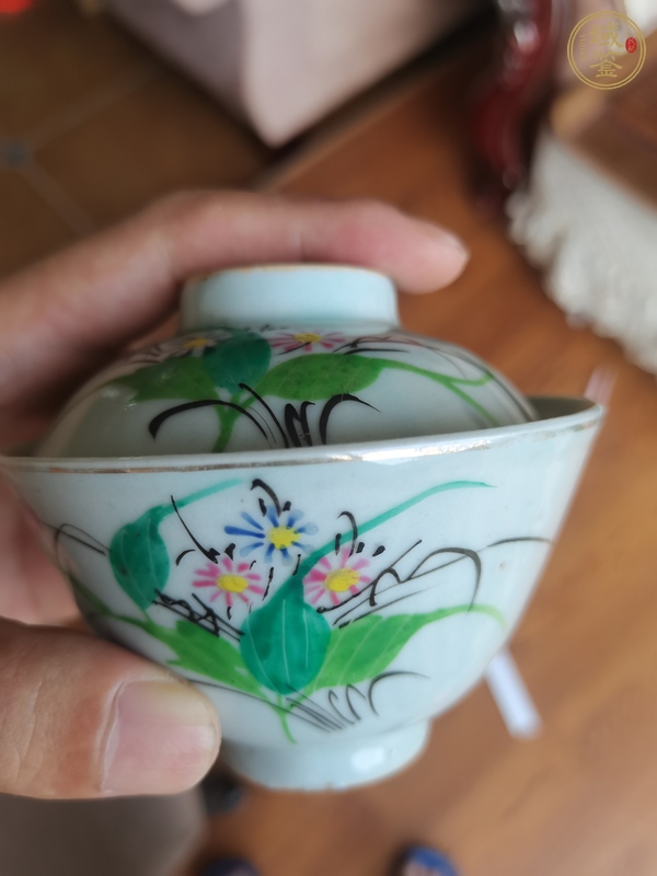 古玩陶瓷粉彩花卉紋蓋碗真品鑒賞圖