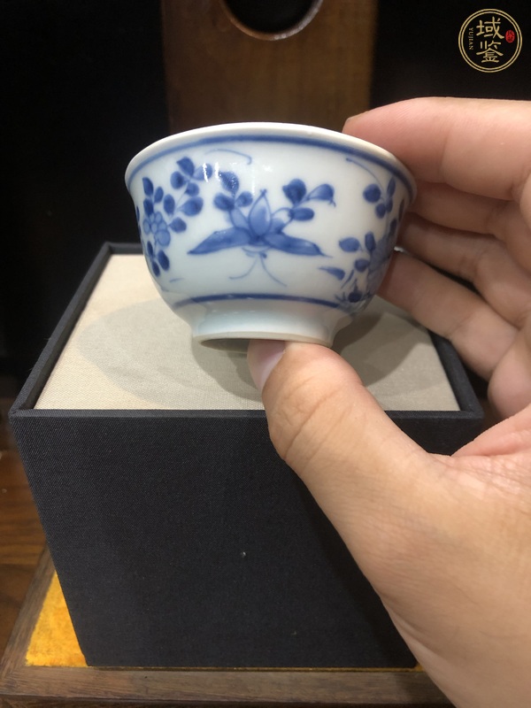 古玩陶瓷青花花蝶紋品茗杯真品鑒賞圖