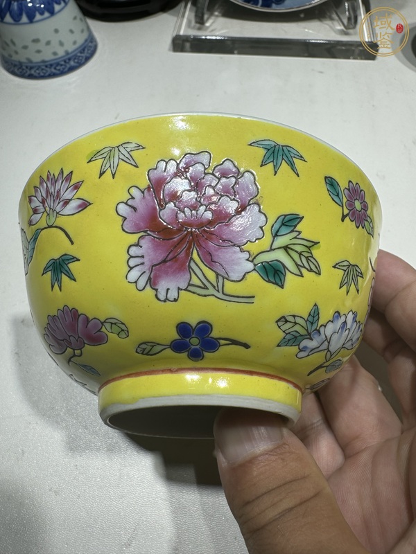 古玩陶瓷黃地粉彩折枝花卉紋茶碗真品鑒賞圖