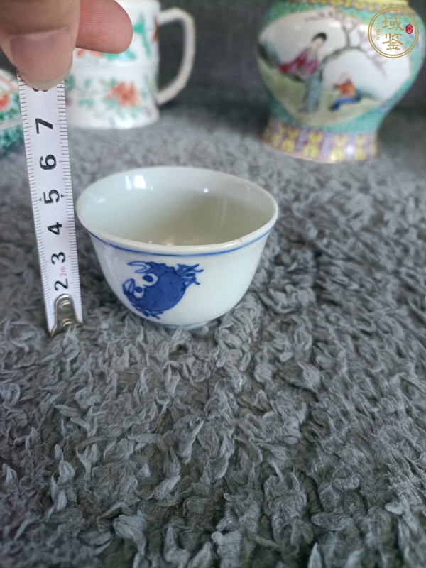 古玩陶瓷蟹藻紋青花杯真品鑒賞圖