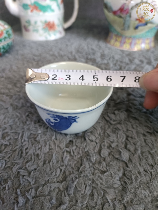 古玩陶瓷蟹藻紋青花杯真品鑒賞圖