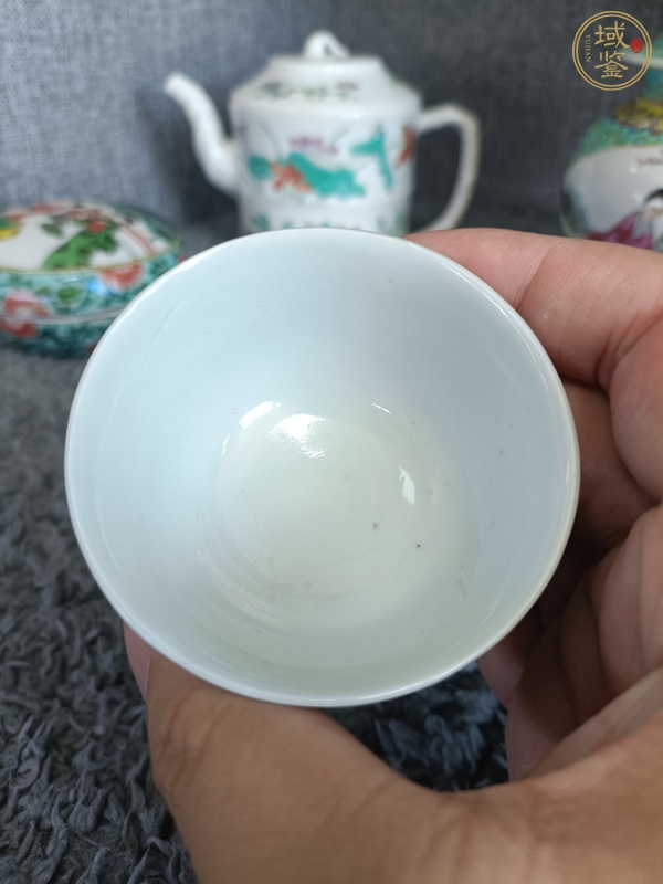 古玩陶瓷蟹藻紋青花杯真品鑒賞圖