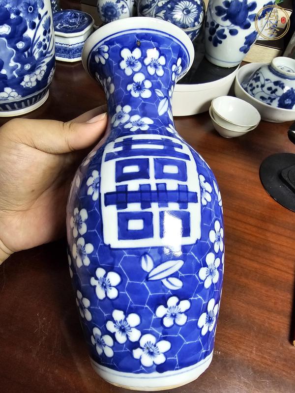 古玩陶瓷青花冰梅喜字撇口瓶，疑似復(fù)窯真品鑒賞圖