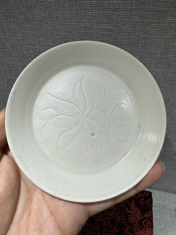 古玩陶瓷北宋定窯萱草紋碟 全品 口一個(gè)爆釉拍賣(mài)，當(dāng)前價(jià)格20000元