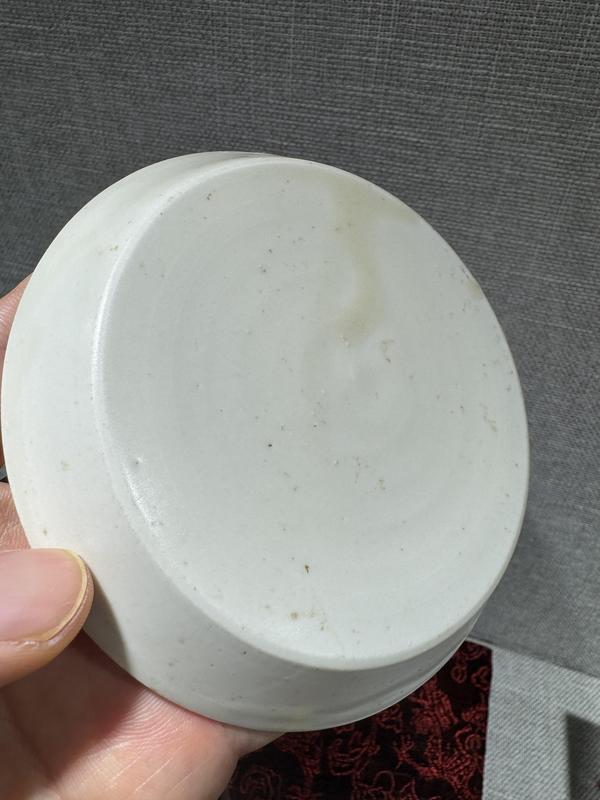 古玩陶瓷北宋定窯萱草紋碟 全品 口一個(gè)爆釉拍賣(mài)，當(dāng)前價(jià)格20000元