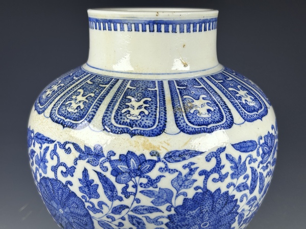 古玩陶瓷晚清青花纏枝寶相花紋尊拍賣,當(dāng)前價(jià)格13800元