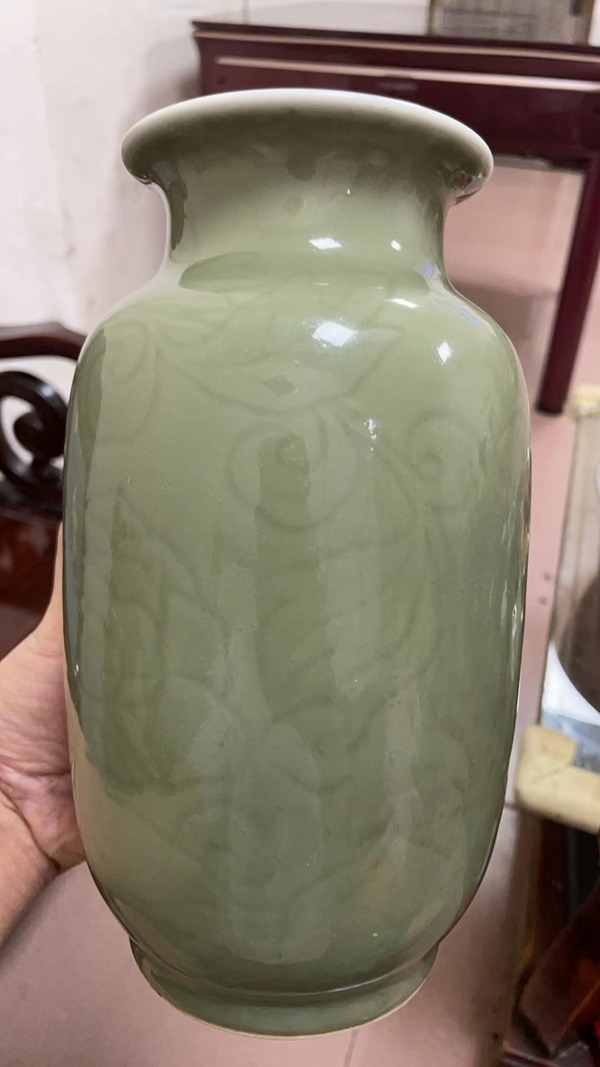古玩陶瓷民國豆青釉暗刻花卉紋燈籠瓶拍賣,當前價格8800元