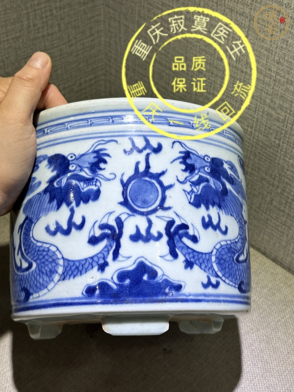 古玩陶瓷清·嘉慶·青花雙龍搶珠紋三足大號爐真品鑒賞圖