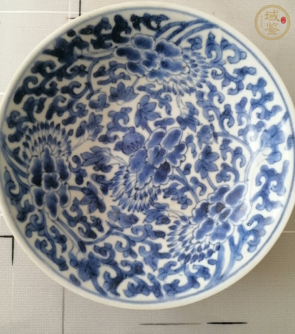 古玩陶瓷花卉紋青花盤真品鑒賞圖