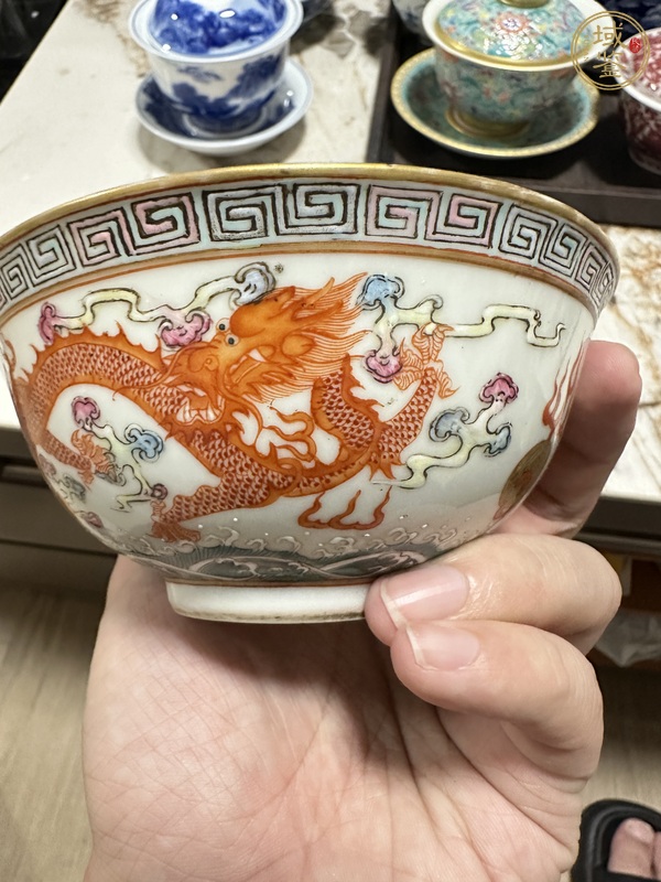 古玩陶瓷粉彩龍鳳紋碗真品鑒賞圖