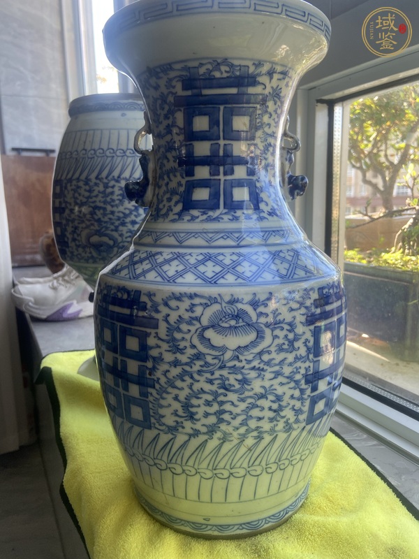 古玩陶瓷纏枝花囍字紋青花瓶真品鑒賞圖