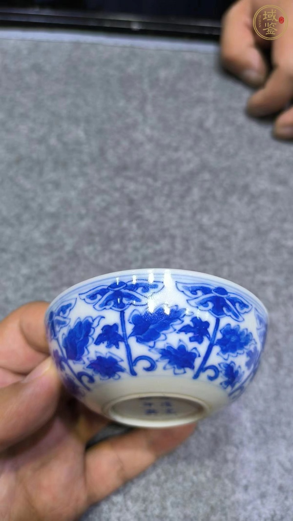 古玩陶瓷清光緒青花纏枝蓮紋臥足杯真品鑒賞圖