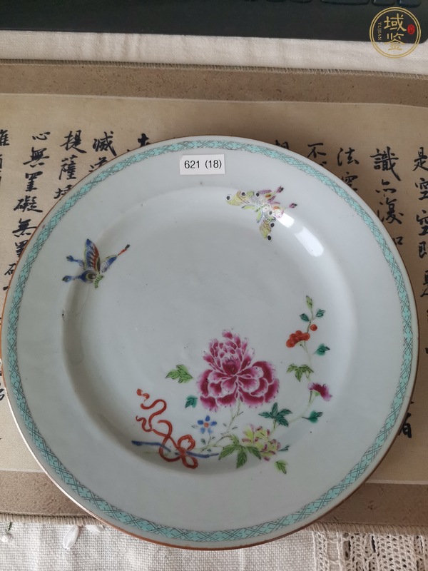 古玩陶瓷花蝶紋粉彩盤真品鑒賞圖