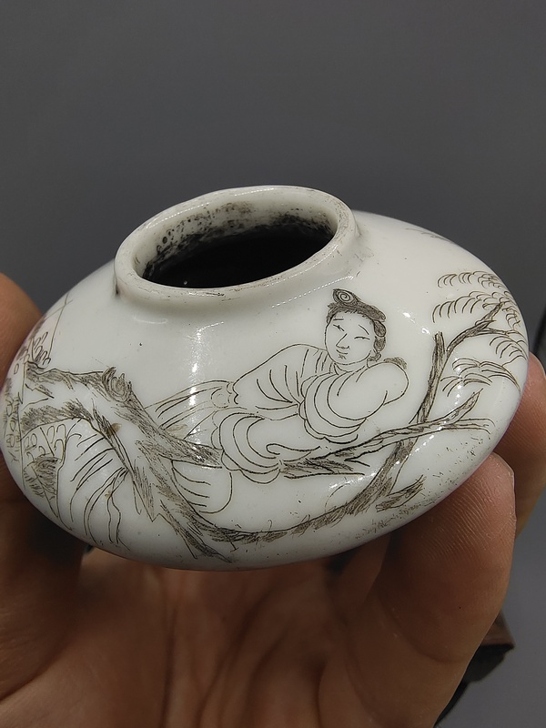 古玩陶瓷晚清精品?白釉刻瓷仕女人物碟形水盂拍賣,當(dāng)前價(jià)格3500元