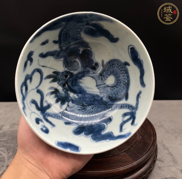 古玩陶瓷過(guò)墻龍紋青花小碗真品鑒賞圖