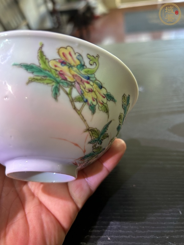 古玩陶瓷粉彩花卉碗真品鑒賞圖