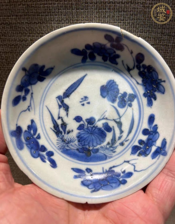 古玩陶瓷花卉紋青花盤真品鑒賞圖