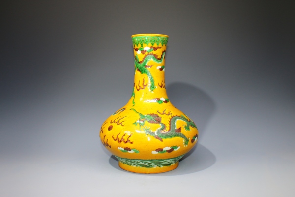 陶瓷清晚期·黄地素三彩云龙纹荸荠瓶拍卖，当前价格2680元