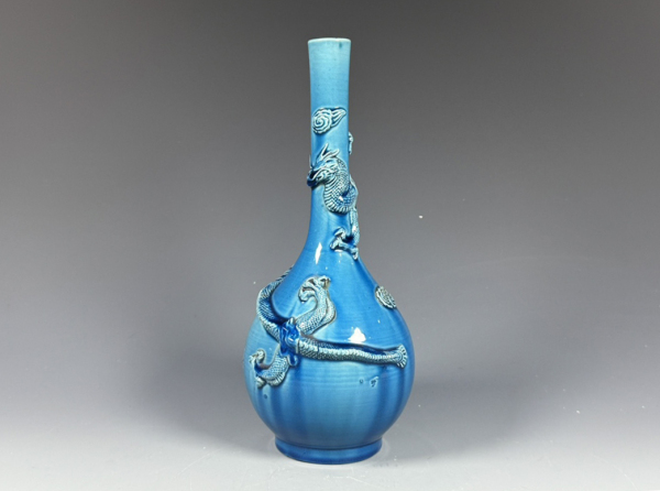 陶瓷民国时期·孔雀蓝釉堆塑龙纹长颈瓶拍卖，当前价格0元