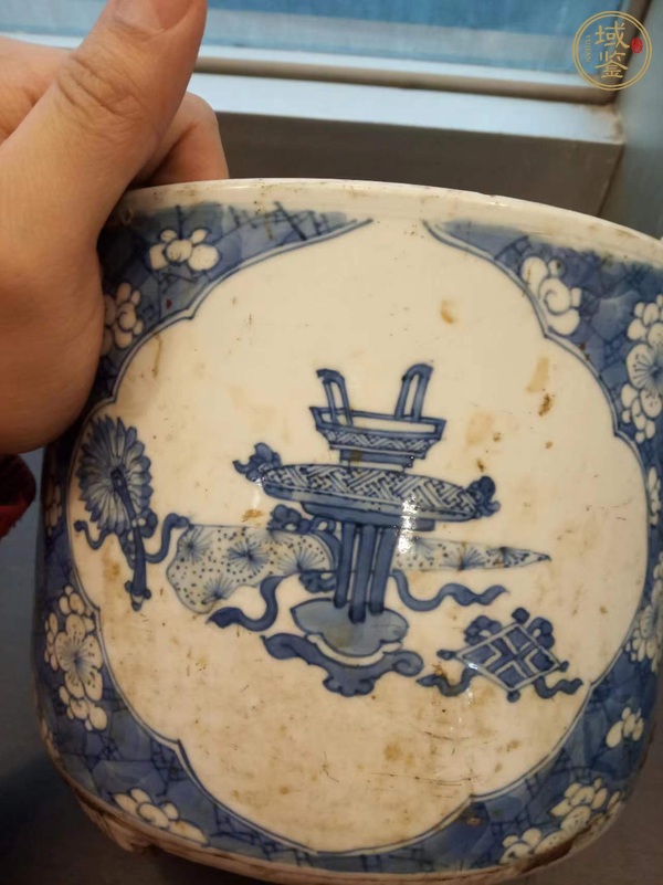 古玩陶瓷清康熙青花冰梅開窗博古紋香爐真品鑒賞圖