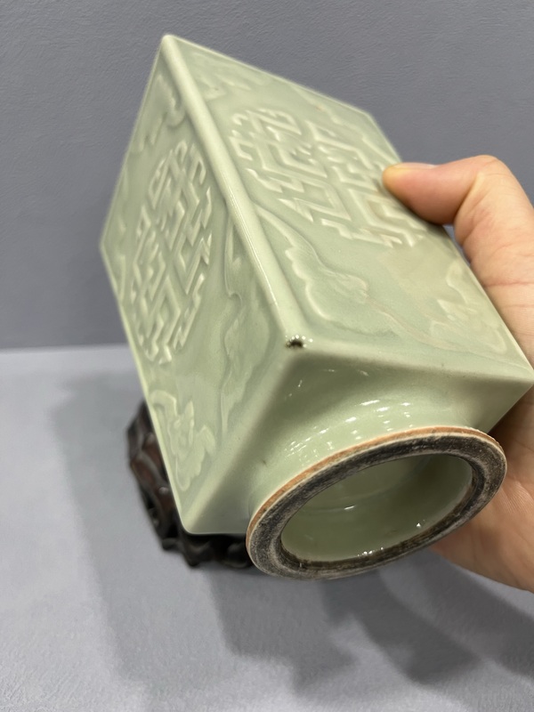 古玩陶瓷冬青釉刻夔龍紋琮式瓶拍賣,當前價格6500元