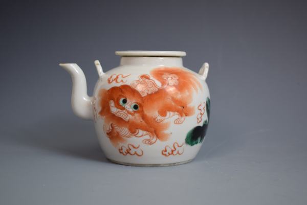陶瓷清晚期矾红太师少狮提梁壶拍卖，当前价格0元