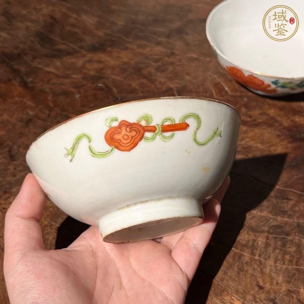 古玩陶瓷粉彩花卉紋茶碗真品鑒賞圖