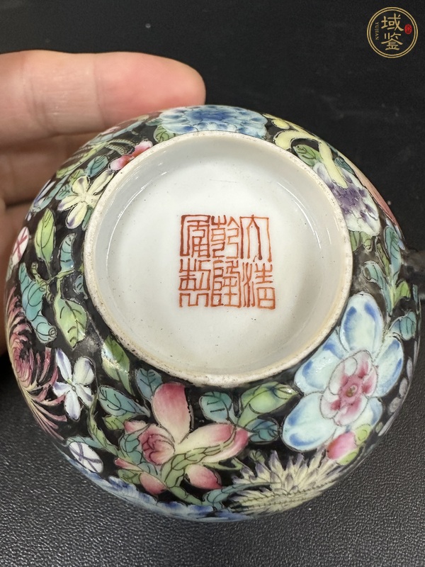 古玩陶瓷墨地粉彩百花把杯真品鑒賞圖