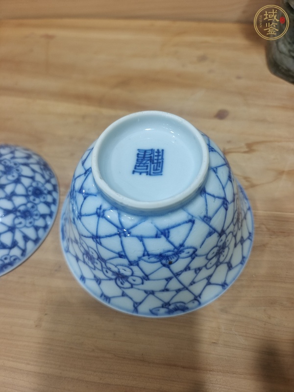 古玩陶瓷冰梅紋青花蓋碗真品鑒賞圖