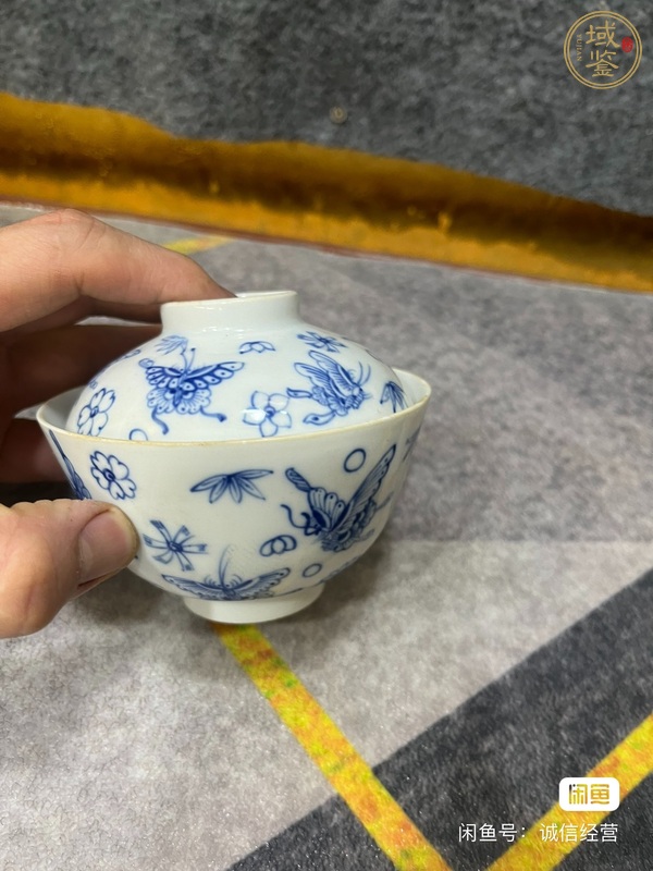 古玩陶瓷若深珍藏款花蝶紋青花蓋碗真品鑒賞圖