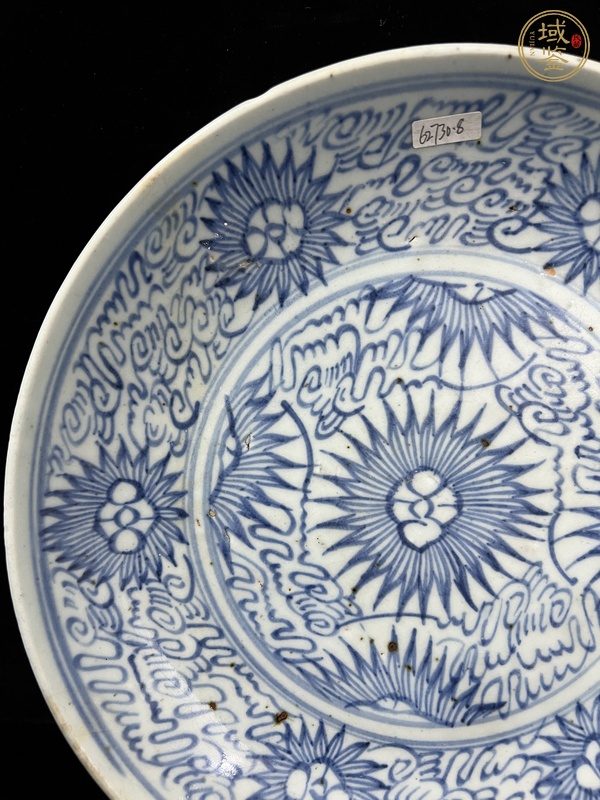古玩陶瓷淺描青花花卉紋臥盤(pán)真品鑒賞圖