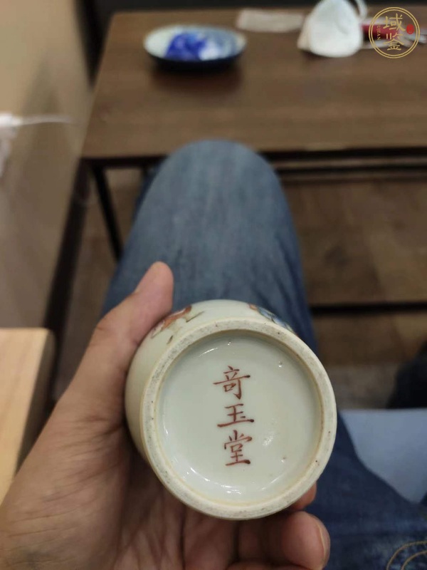 古玩陶瓷清中期粉彩人物紋瓶真品鑒賞圖