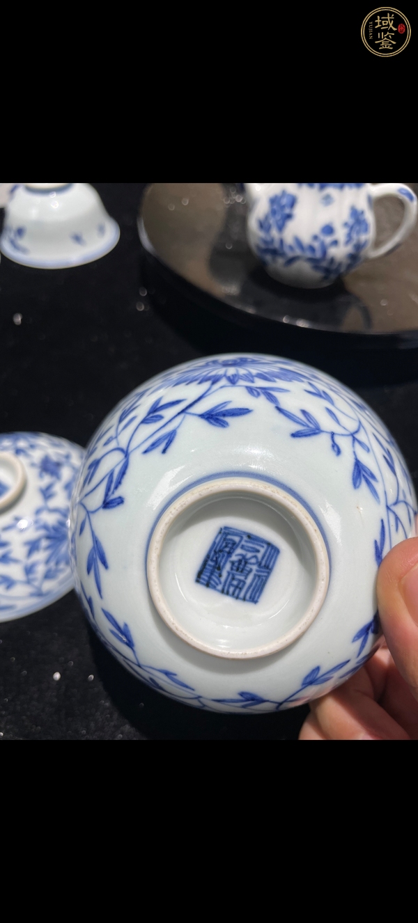 古玩陶瓷清嘉慶青花纏枝花卉紋蓋碗真品鑒賞圖