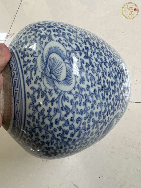 古玩陶瓷纏枝花卉紋青花罐真品鑒賞圖