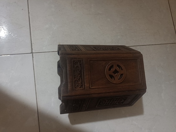 古玩轉(zhuǎn)賣花梨木六方筆筒拍賣，當(dāng)前價(jià)格1980元