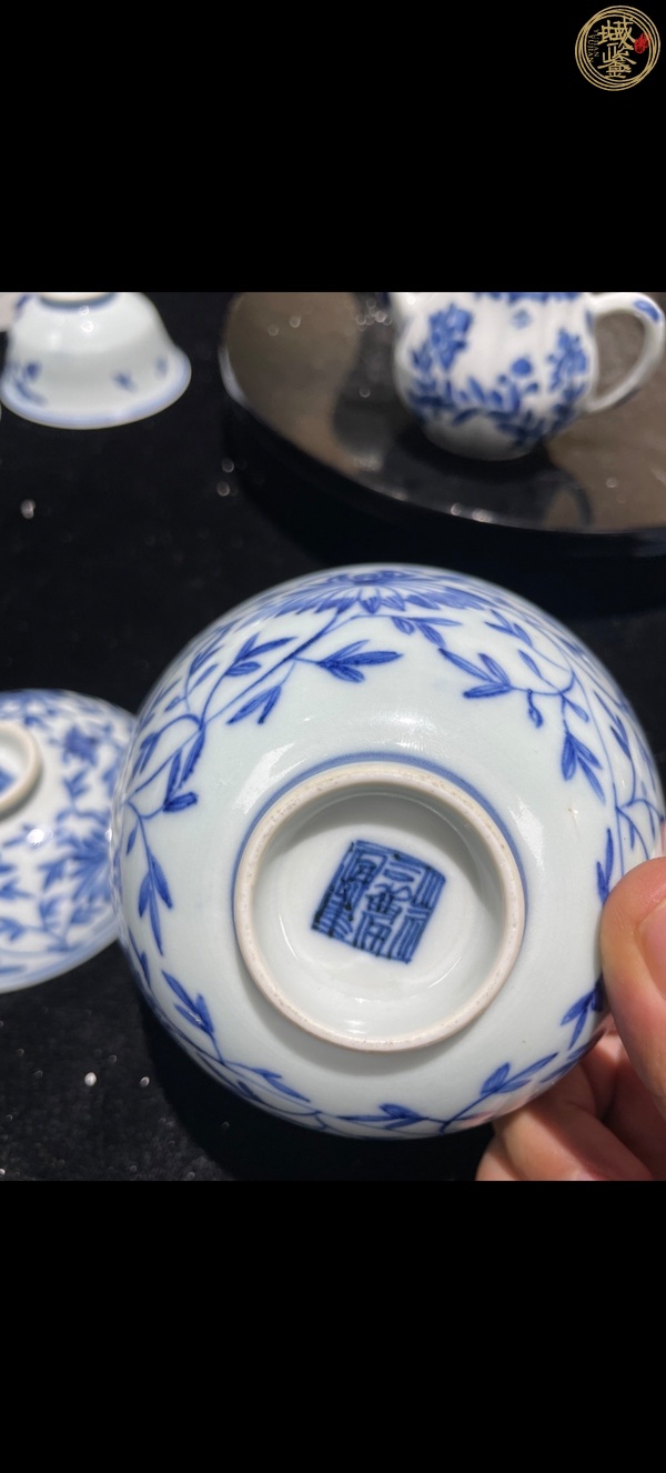 古玩陶瓷花卉紋青花蓋碗真品鑒賞圖